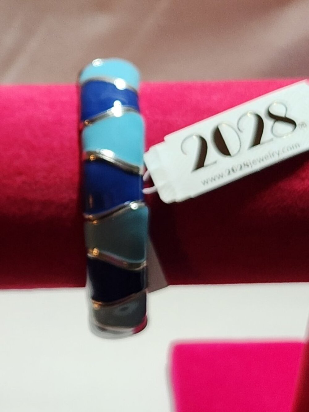 2028 bracelet shades of blue & silver tone NWT Ideal for petite ladies